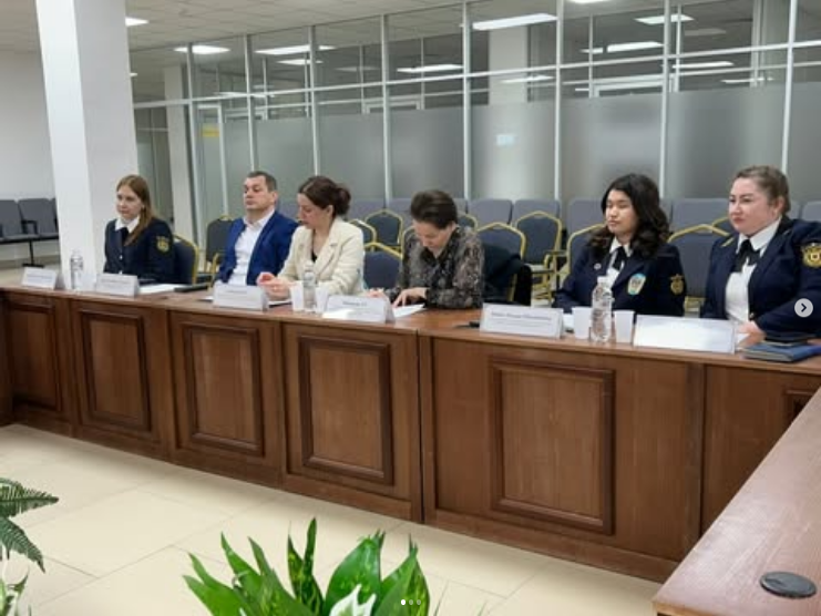 Дөңгелек үстел өтті