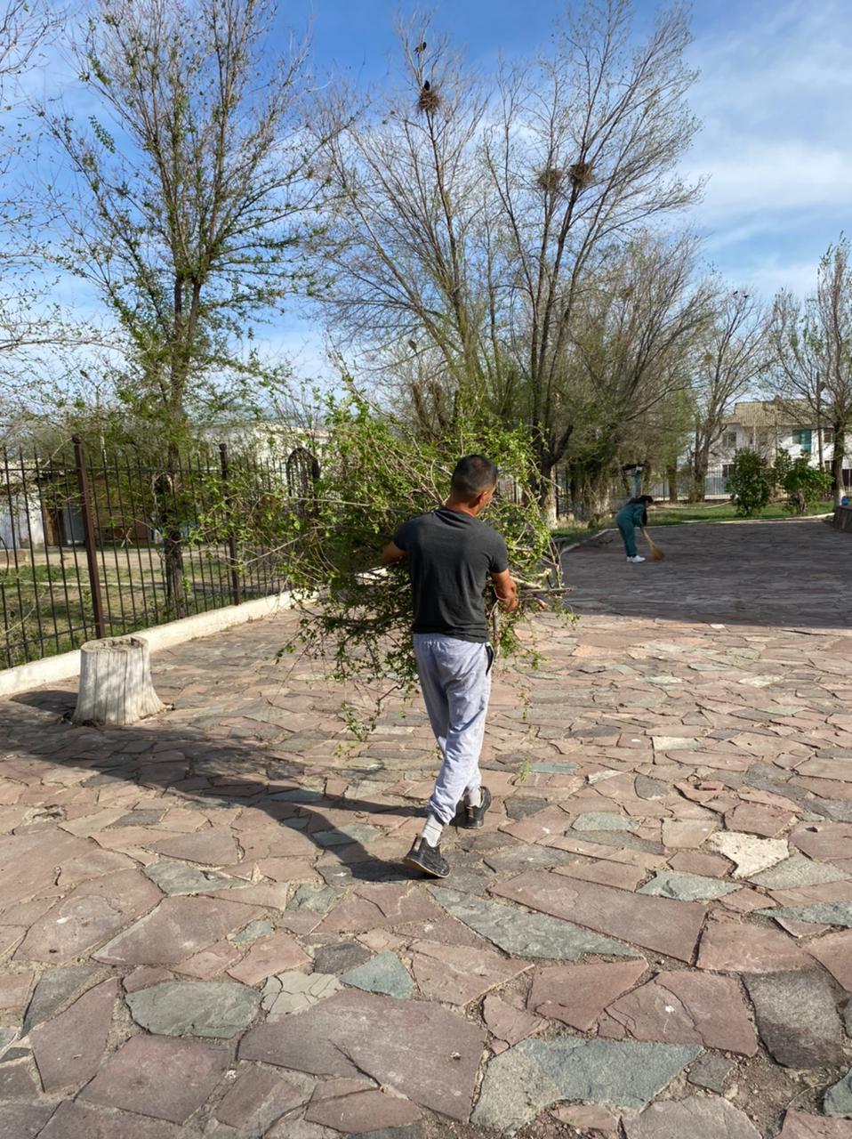 Ауыл жастары мешіт ауласында көктемгі тазалық жұмыстарын жүргізді.