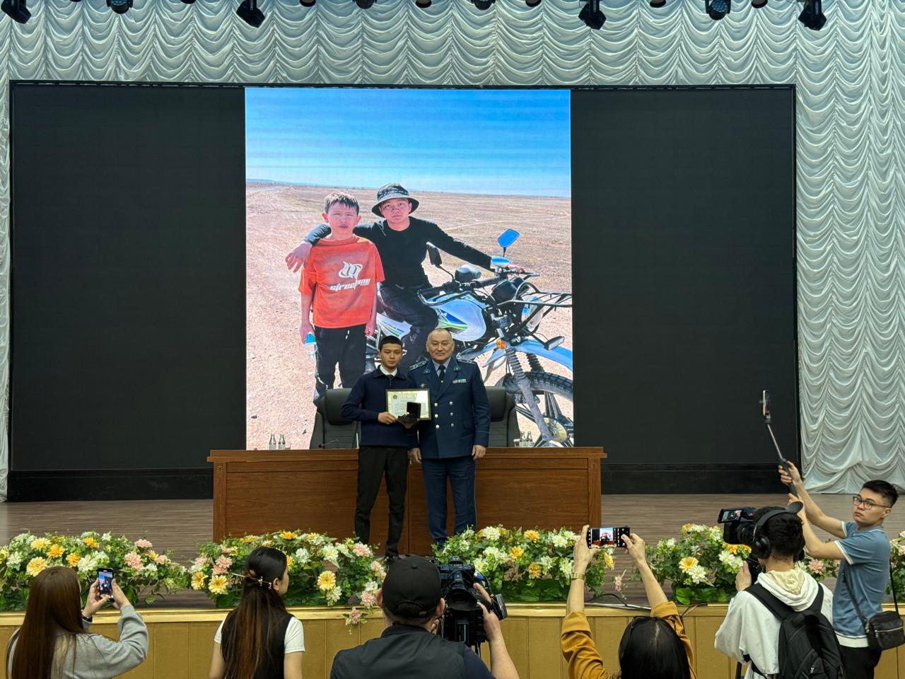 Қауіпсіздік – ортақ жауапкершілік: полиция халық алдында есеп беріп, белсенді азаматтарды марапаттады