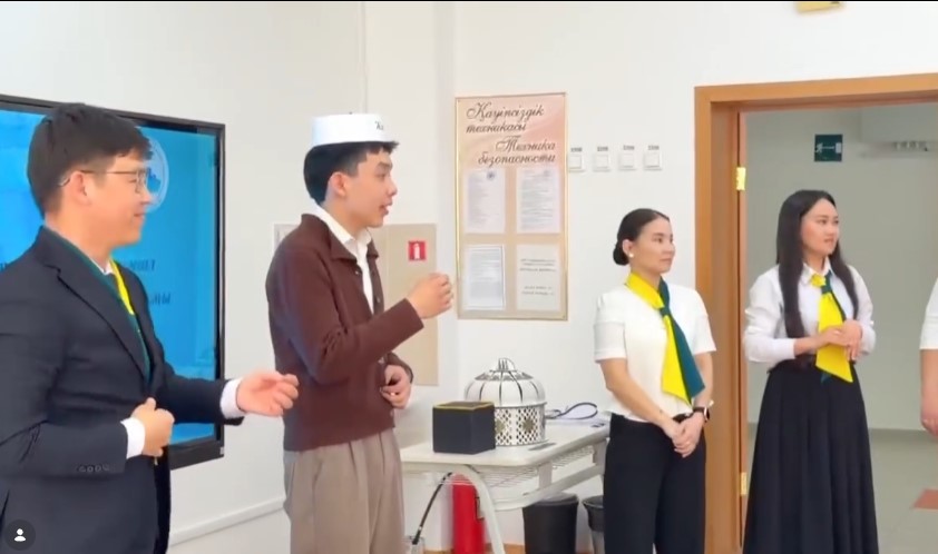 «Жас ұстаз: табысқа апарар жол» VI облыстық жас педагогтер форумында Май ауданының командасы ерекше форматта «Attention Battle – назар аудару үшін күрес» тақырыбында шеберлік сыныбын өткізді. Білім беру бөлімінің әдіскері Индира Біржанқызы Аубакированың жетекшілігімен жас педагогтер тың әрі тиімді әдіс-тәсілдермен бөлісіп қана қоймай, өзара тәжірибе алмасты, заманауи білім беру үдерісіндегі жаңа бағыттарды ұсынды. Қатысушылар: Жантенова Ж. А. –Жалтыр мектебінің  биология пәнінің мұғалімі