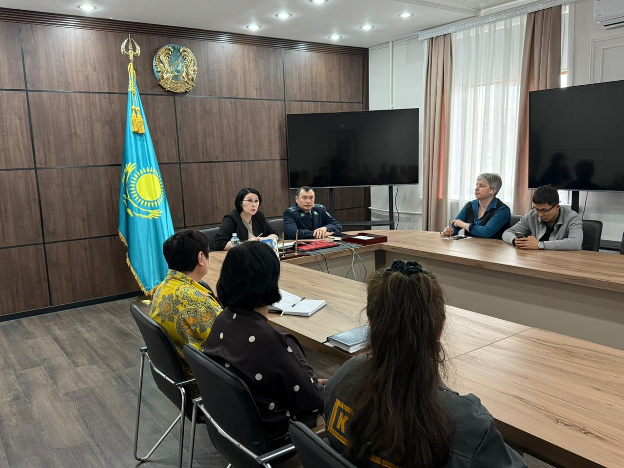 Бүгін 2026 жылғы 15 сәуірде Теміртау қаласының Теміртау қаласының Полиция басқармасының полиция подколковнигі Ж.С. Тлеубаевпен бірлесіп (Ескі қала полиция бөлімі), тұрақсыз психологиялық жай-күй белгілері бар адамдарды анықтау және олармен жұмыс жүргізу тәртібі және ТТО объектілерге қойылатын талаптар бойынша оқыту практикалық семинары өткізілді.