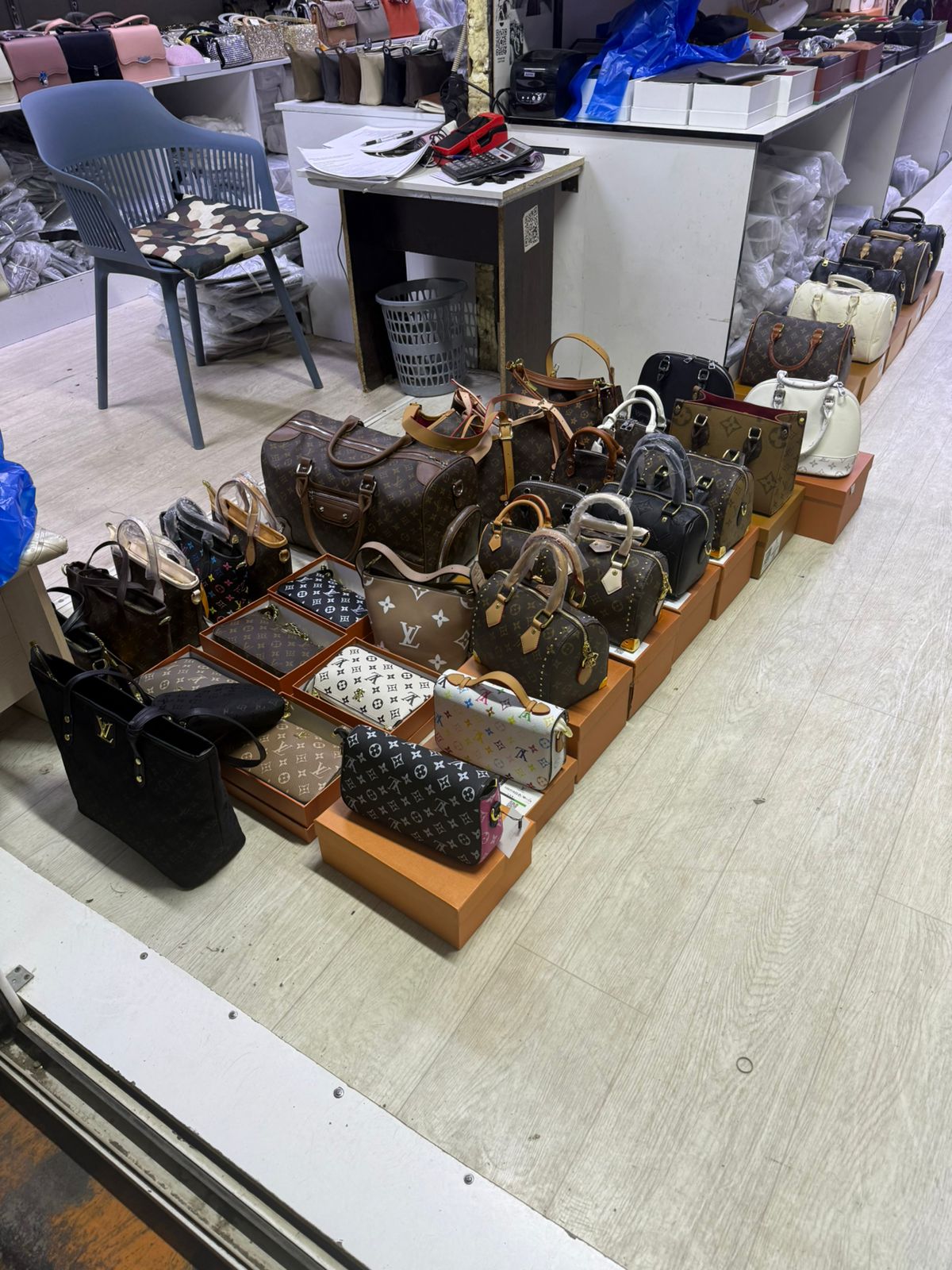 Әділет министрлігінің қызметкерлері «Louis Vuitton» және «Nesquik» тауар белгісімен жалған өнімдерді заңсыз пайдалану фактілерін анықтады