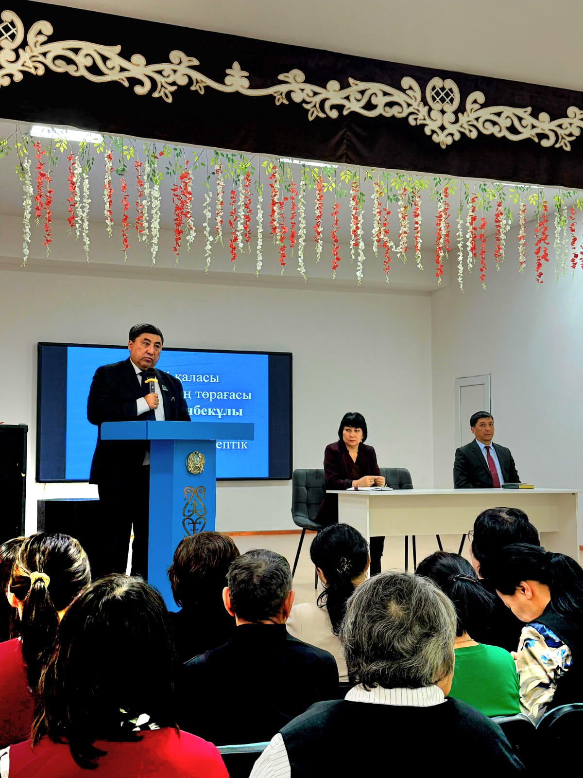Бүгін Семей қаласы мәслихатының төрағасы Еркен Сағындықов №33 жалпы орта білім беретін мектепте тұрғындармен есептік кездесу өткізді