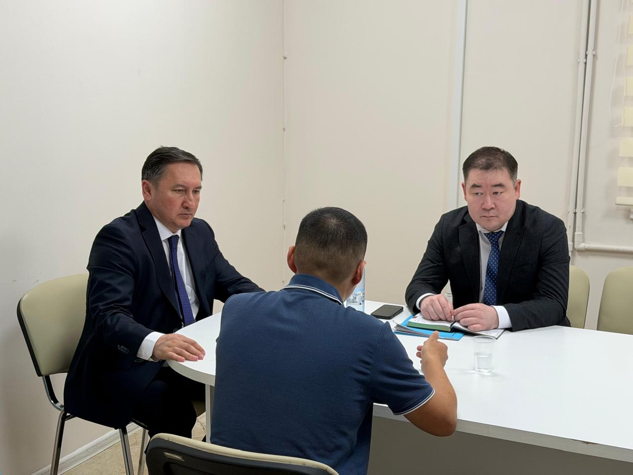 Батыс Қазақстан облысы денсаулық сақтау басқармасының басшысы Мадияр Өтешев азаматтарды жеке қабылдады