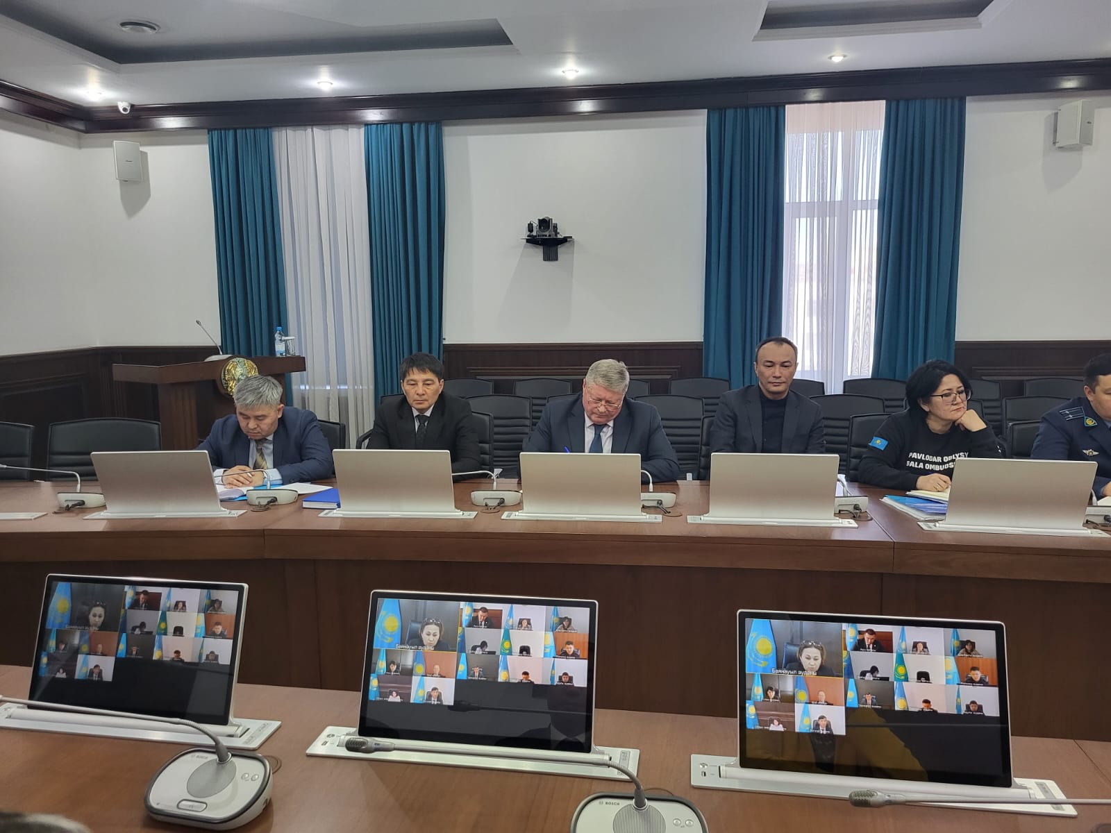 Кәмелетке толмағандардың істері және олардың құқықтарын қорғау жөніндегі облыстық комиссияның отырысына қатысу