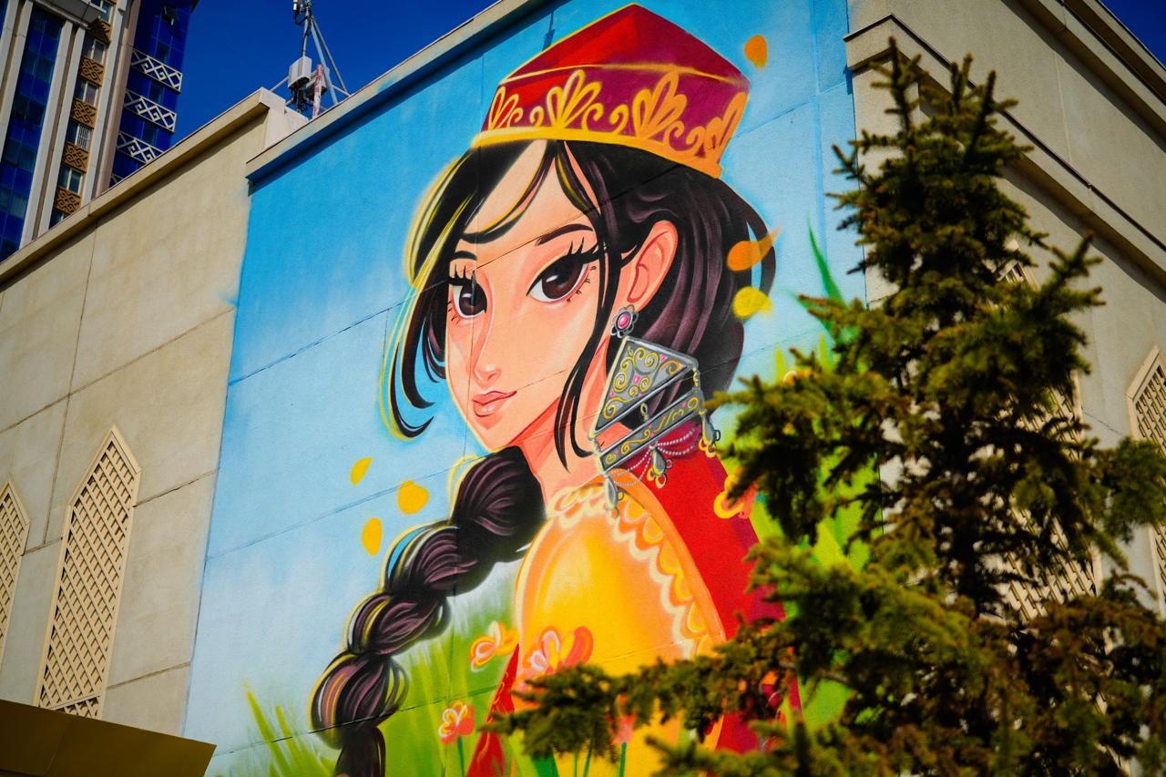 Астанадағы ғимараттардың бірінің қасбетіне жаңа мурал салынды