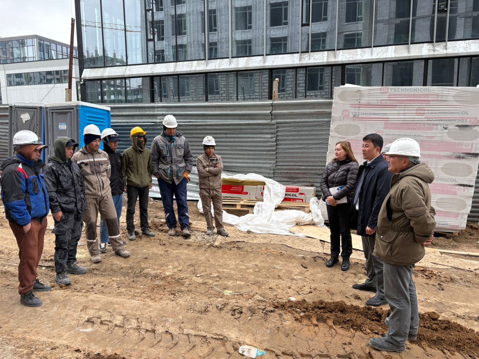 “Luna” ТҮК құрылыс объектісінде еңбек қауіпсіздігі және қызметкерлерді сақтандыру мәселелерін талқылады