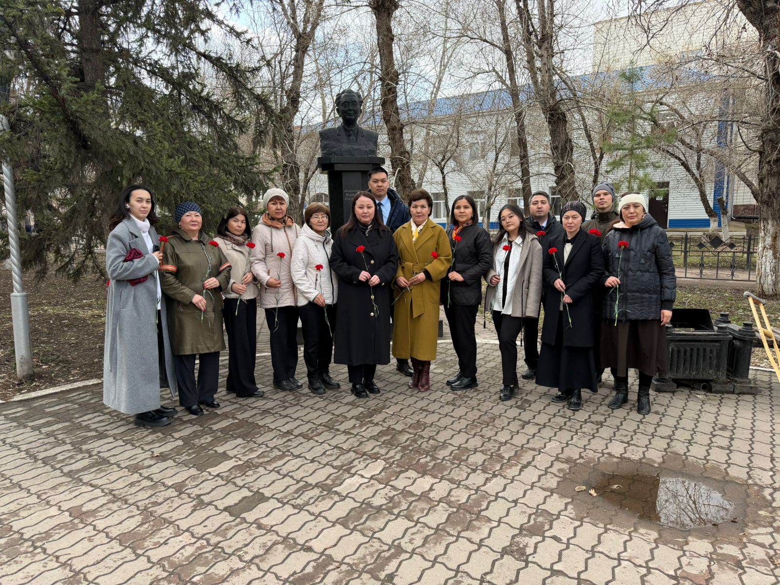 «Солтүстікқазжерқойнауы»  ӨД   қызметкерлері қазақтың көрнекті геологы және академигі Қаныш Сәтбаевтың ескерткішіне оның еңбегі мен Қазақстан геологиясының дамуына қосқан үлесінің белгісі ретінде гүл шоқтарын қойды.