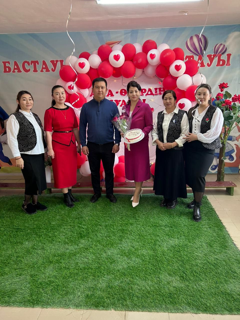 8 – наурыз ауылымыздың Халықаралық әйелдер мерекесіне орай Ауыл әкімі Ғ.Балғабаев пен әкімшілік қызметкерлері мекеме қызметкерлері мен жеке кәсіпкер ханымдарды мейрамымен  құттықтады.