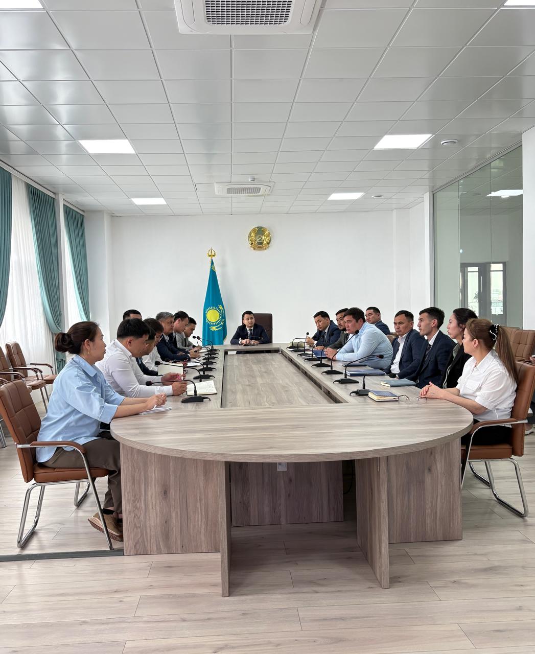 Қаратау ауданында мемлекеттік қызметшілерге әдеп нормалары және заңнамалық талаптар жөнінде жиын өтті.