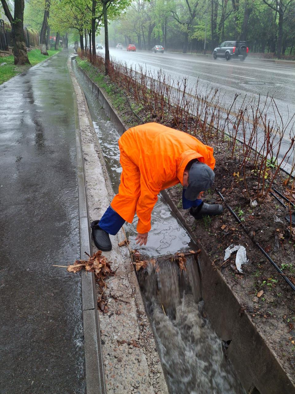 Алматыда толассыз жауын-шашынға байланысты қызмет тәулік бойы жұмыс істеп жатыр