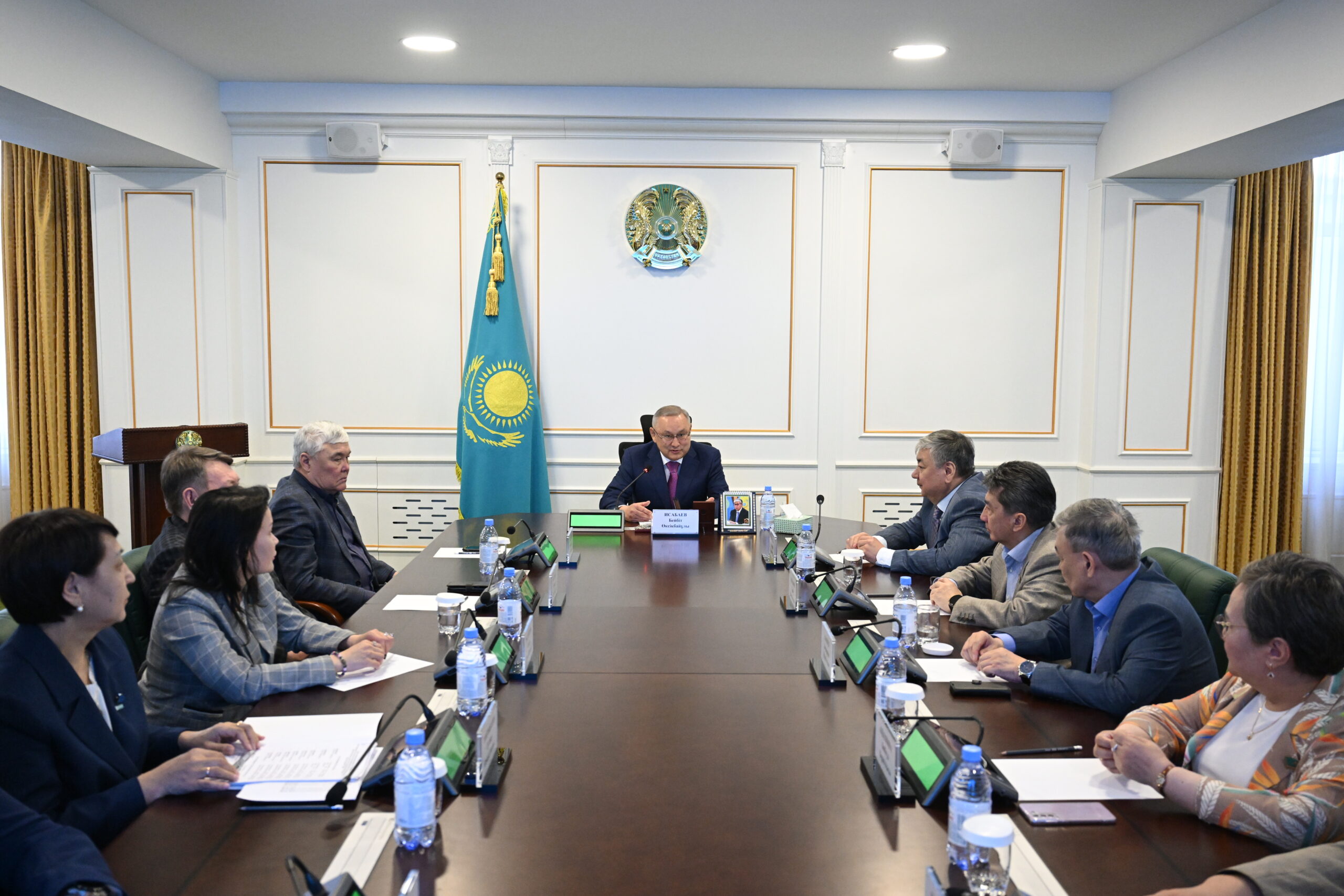 Бейбіт Исабаев сенаторлармен Жетісудың экономикалық даму мәселесін талқылады