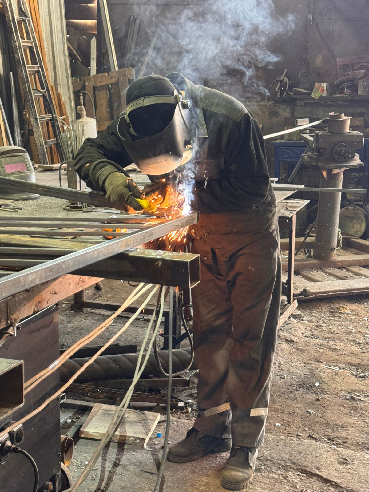 Қостанай облысы бойынша Қылмыстық-атқару жүйесі департаментіне қарасты №38 мекемесінде өндірістік қызмет жүйелі түрде ұйымдастырылған. Қазіргі таңда мекемеде барлығы 29 жұмыс объектісі жұмыс істейді, оның ішінде 23-і жеке кәсіпкерлерге, ал 6-уы жауапкершілігі шектеулі серіктестіктерге тиесілі.  Аталған өндіріс орындарының бірінде темірден түрлі бұйымдар жасау жолға қойылған. Мұнда қақпалар, есіктер, балалар ойын алаңдары, сондай-ақ тағам дайындауға арналған арнайы аймақтарға қажетті жабдықтар дайындалады.  Бұл жұмыстар сотталғандарды еңбекке тартуға, олардың кәсіби дағдыларын дамытуға және болашақта қоғамға бейімделуіне оң әсерін тигізеді.