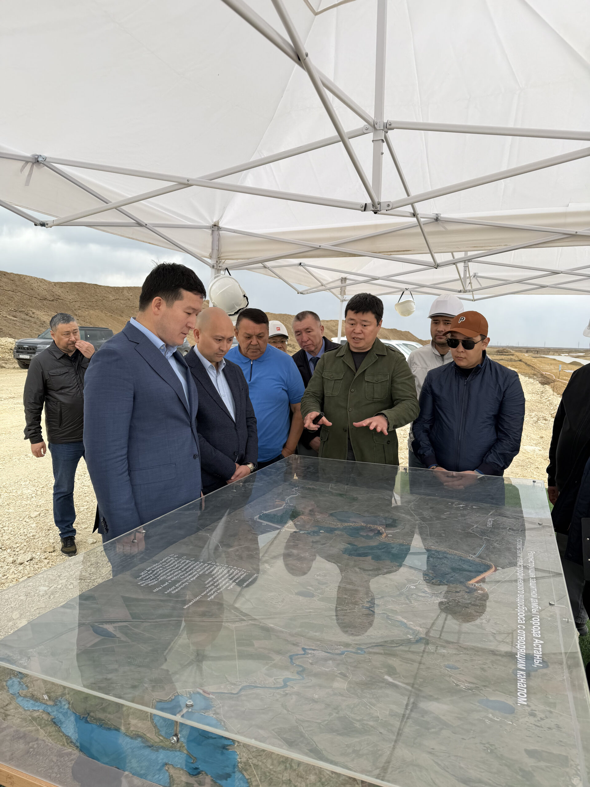 Комитет төрағасы «Астана қаласының қорғаныс дамбасын реконструкциялау, су бұру каналымен апатты су тастау құрылғысын салу (түзету)» жобасының іске асырылу барысымен танысты.