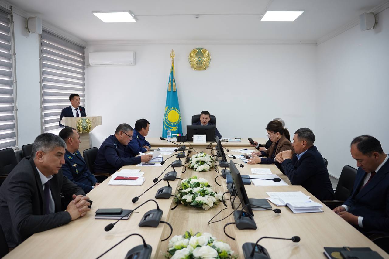 Құқық бұзушылықтың алдын алу – басты міндет: Жуалы ауданында комиссия отырысы өтті