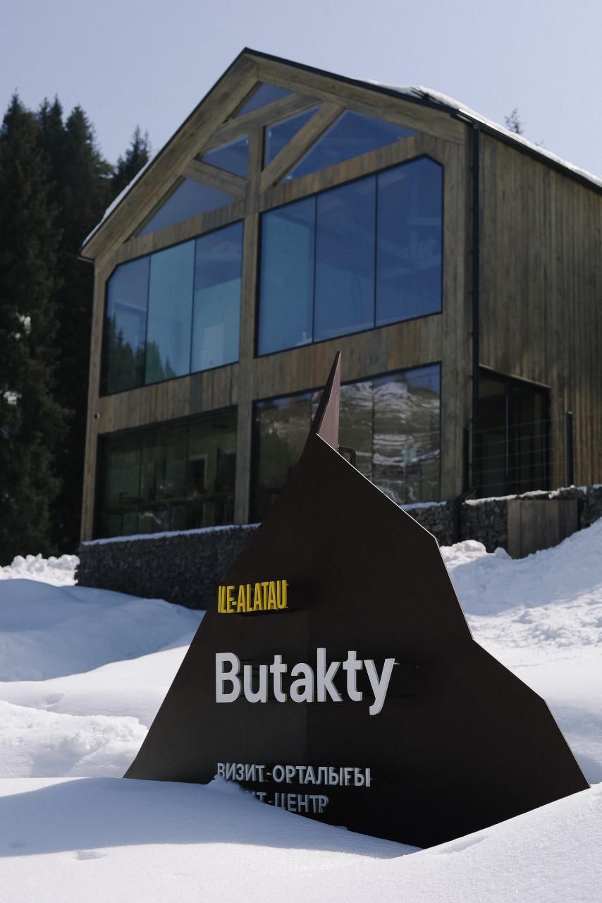 Алматы тауларындағы экоакция: қоқыс жинап, кофе ал