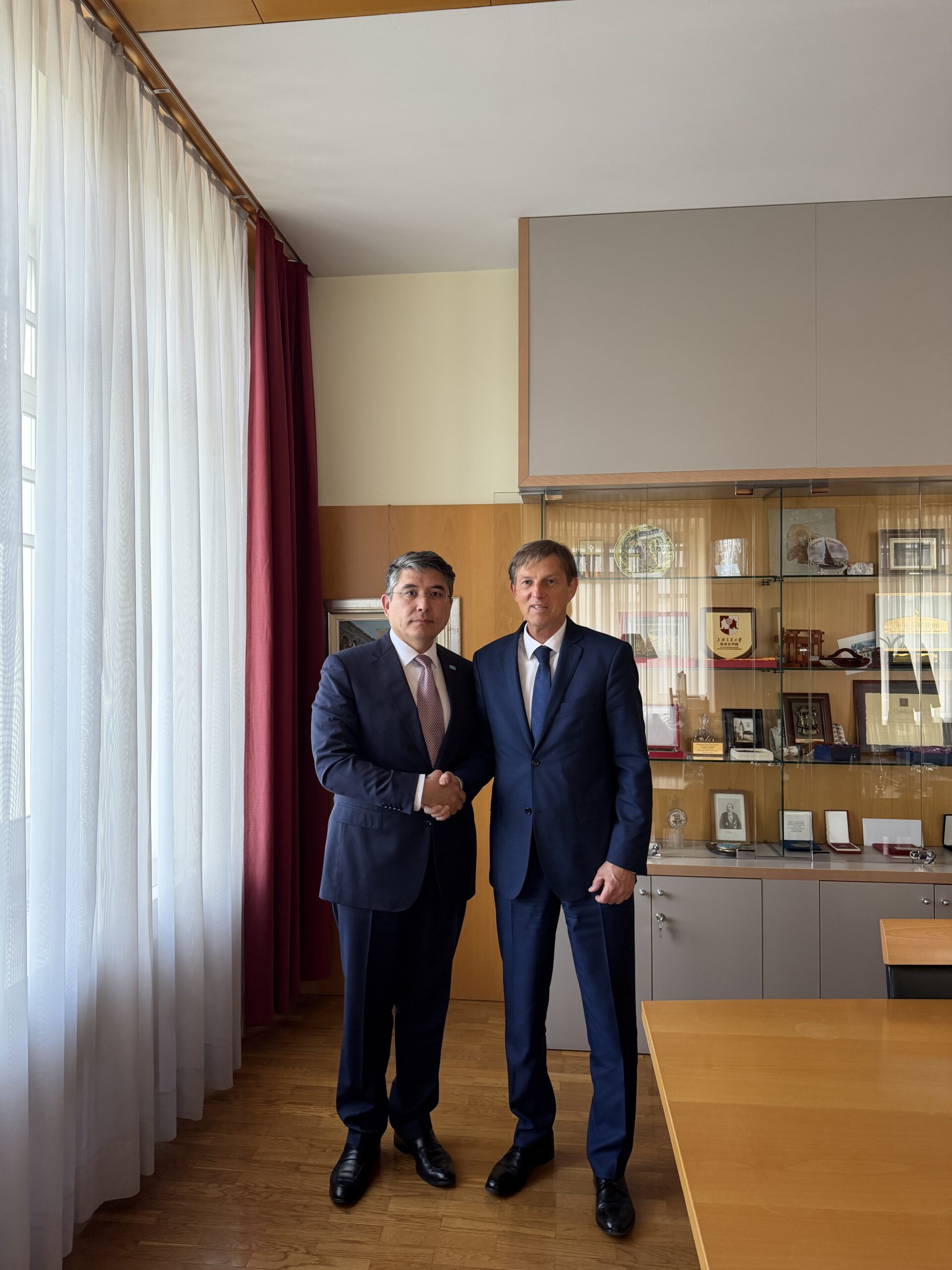 Словенияның бұрынғы Премьер министрі Миро Церар Қазақстан Халқын жаңа Конституцияның қабылдануымен құттықтады