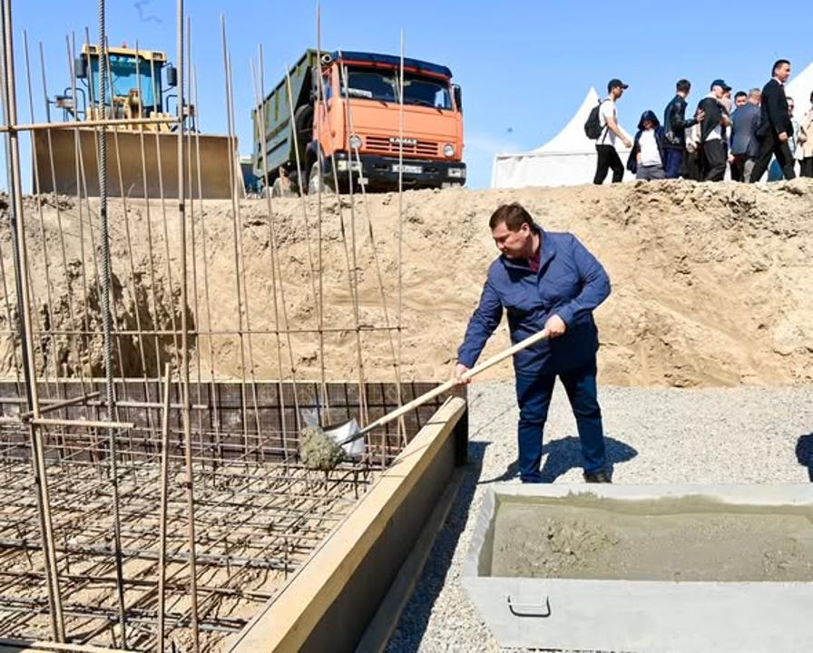 СЫРДАРИЯ АУДАНЫНДА ЖҮГЕРІ ДАҚЫЛЫН ТЕРЕҢ ӨҢДЕУ ЗАУЫТЫНЫҢ ҚҰРЫЛЫСЫ БАСТАЛДЫ