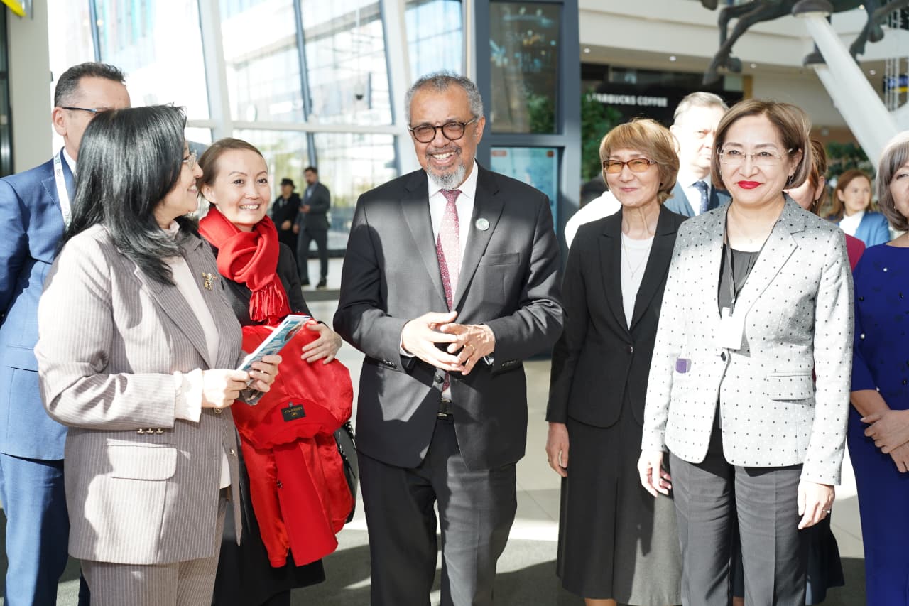 ДДСҰ басшысы мен Комитет төрағасы Астана тұрғындарымен кездесті: вакцинацияға деген сенімге басымдық берілді