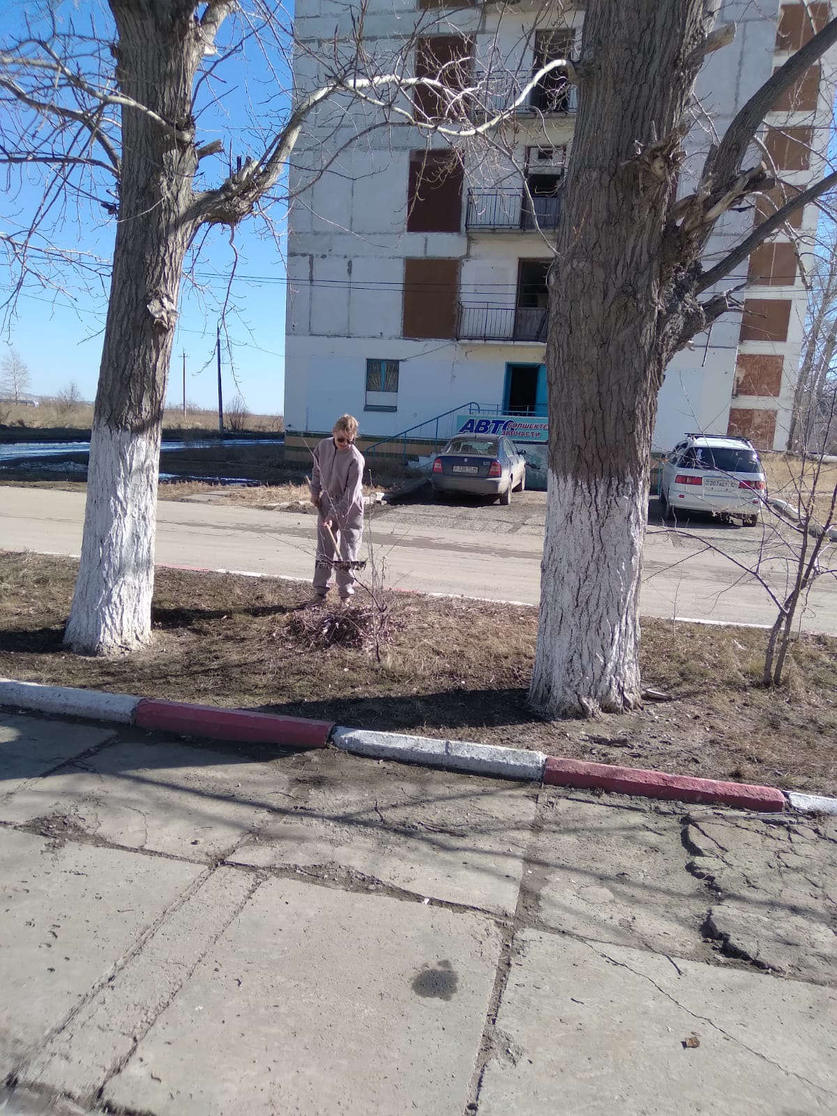 “Таза Қазақстан” экологиялық акциясы аясында “Қашар кенті әкімінің аппараты” ММ қызметкерлері іргелес аумақты тазалауға қатысып, кентті абаттандыруға өз үлестерін қосты.