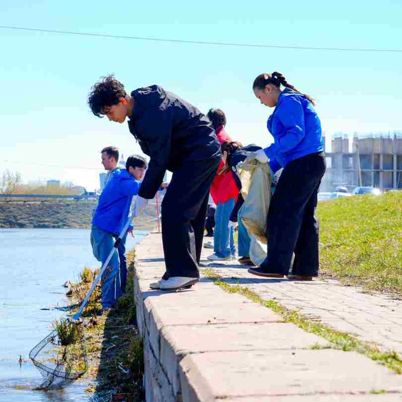 Таза Қазақстан: Елордада 200-ден астам тұрғын мен волонтер ауқымды экоакцияға қатысты