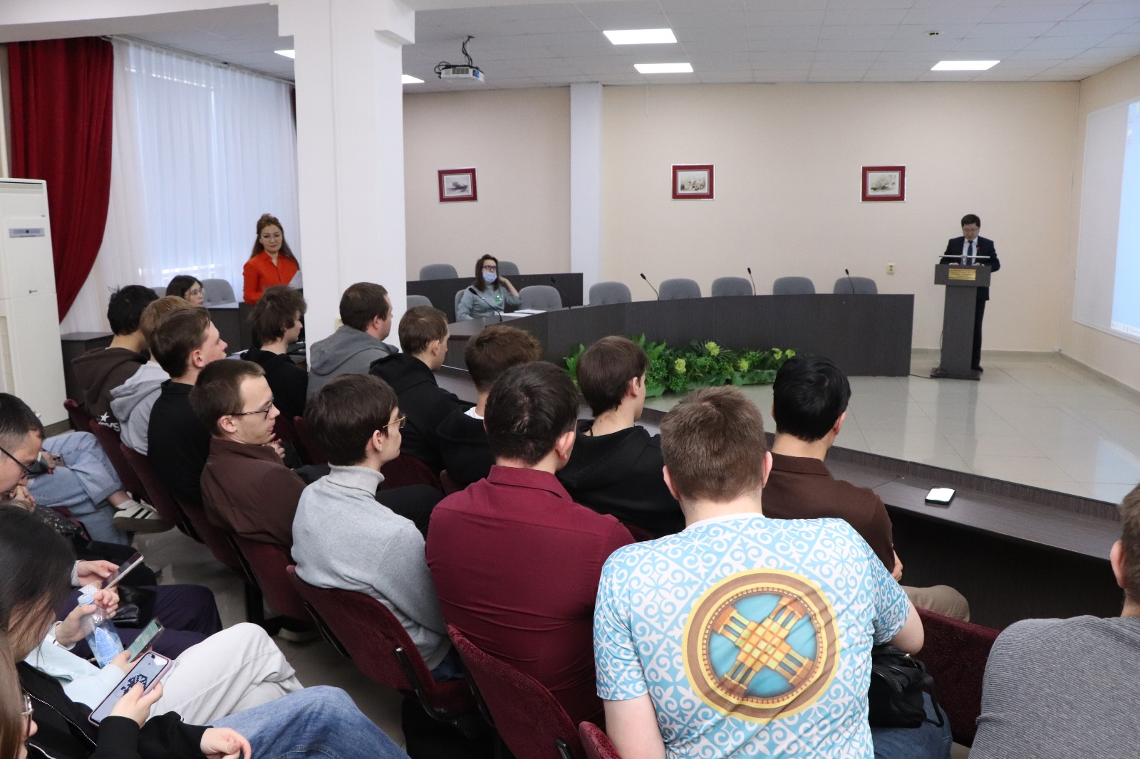 Өкіл университетте дәріс оқыды