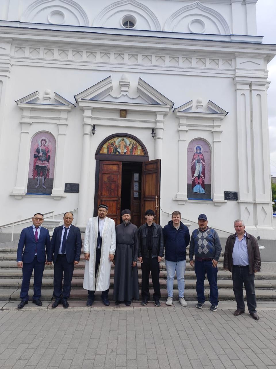 Діни бірлестік өкілдері Воскресенский Собор ғимаратын аралады