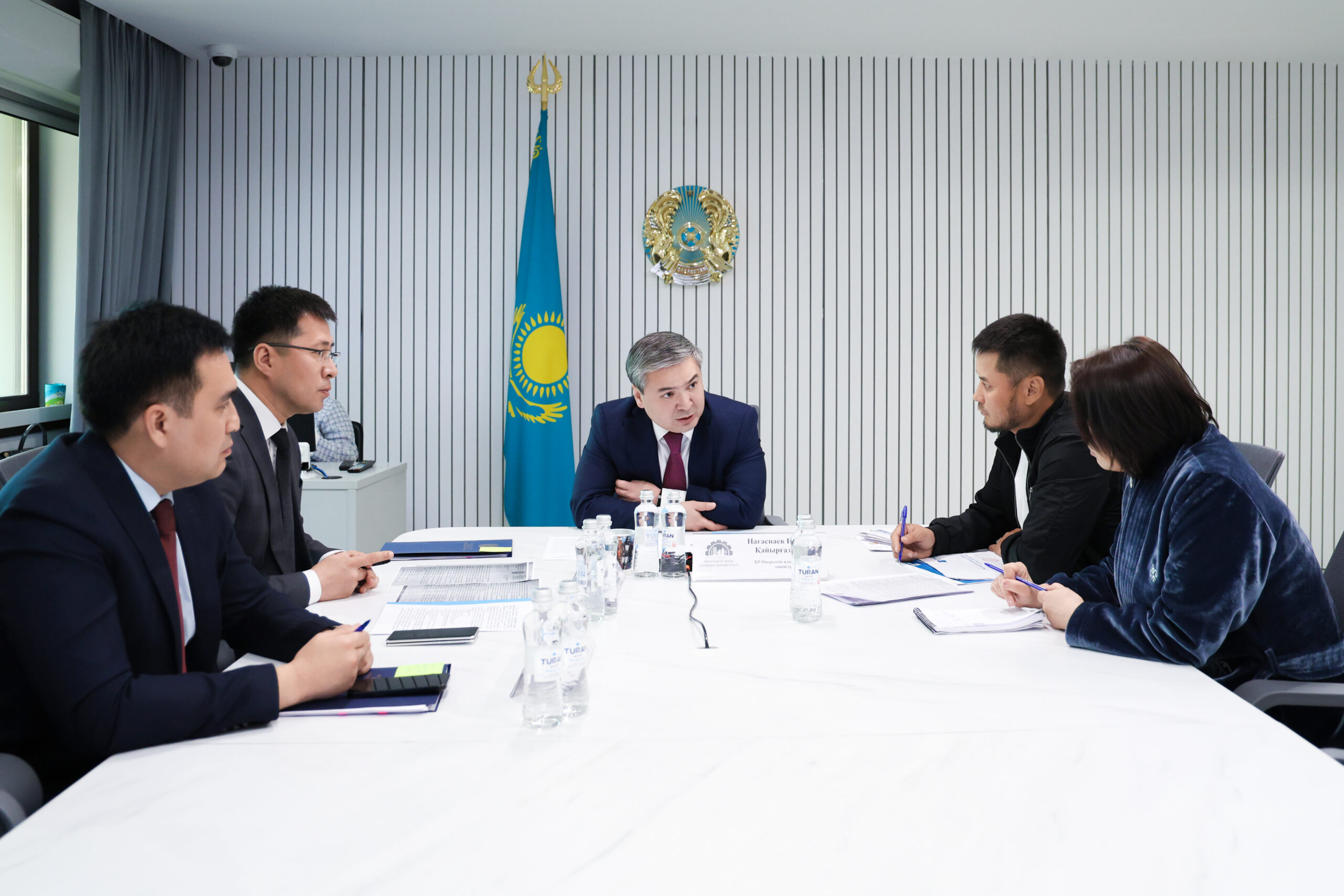 Өнеркәсіп және құрылыс министрі Ерсайын Нағаспаев азаматтарды қабылдады