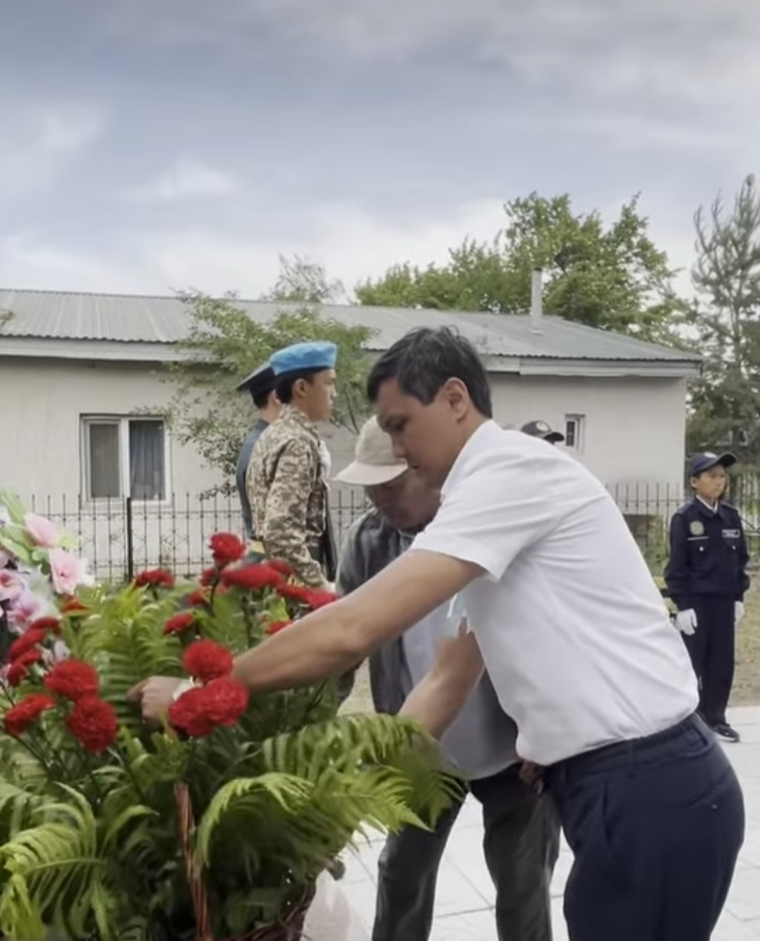 09.05.2026 ж. Рахат ауылдық округіне қарасты Рахат ауылындағы Ұлы Отан соғысы ардагерлеріне арналған ескерткішке жаңарту жұмыстары жүргізіліп, ашылу салтанаты өткізілді.