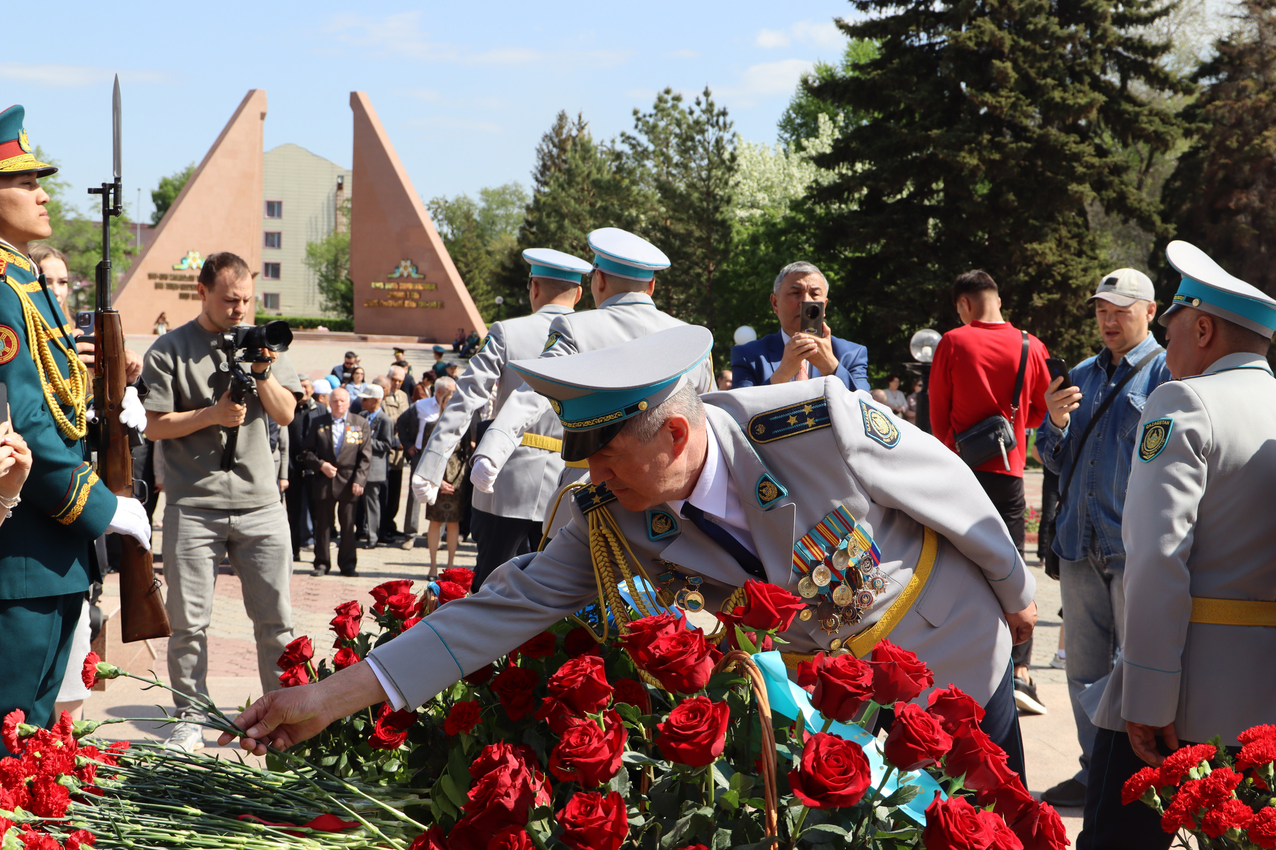 СҚО полицейлері мерекені Қарасай мен Ағынтай батырлар ескерткіші жанында қарсы алды
