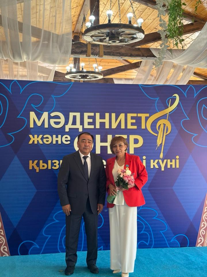 21 мамыр – Мәдениет және өнер қызметкерлері күніне орай өткен салтанатты шарада өңірдің руханиятына өлшеусіз үлес қосып жүрген сала мамандары марапатталды