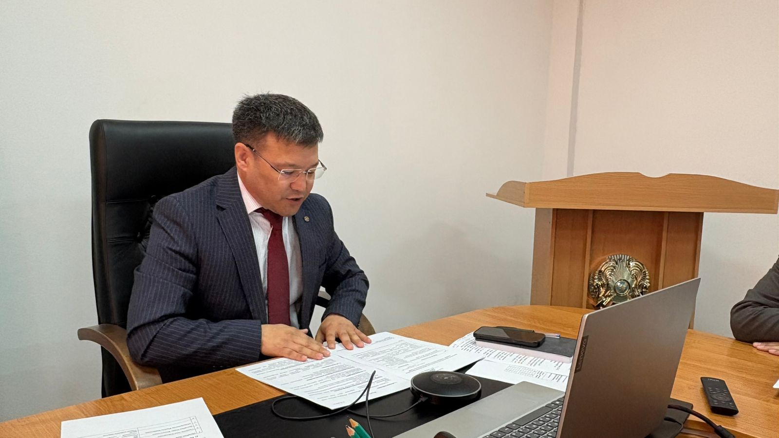 Әлеуметтік әріптестік пен әлеуметтік және еңбек қатынастарын реттеу жөніндегі аудандық үшжақты комиссияның отырысы