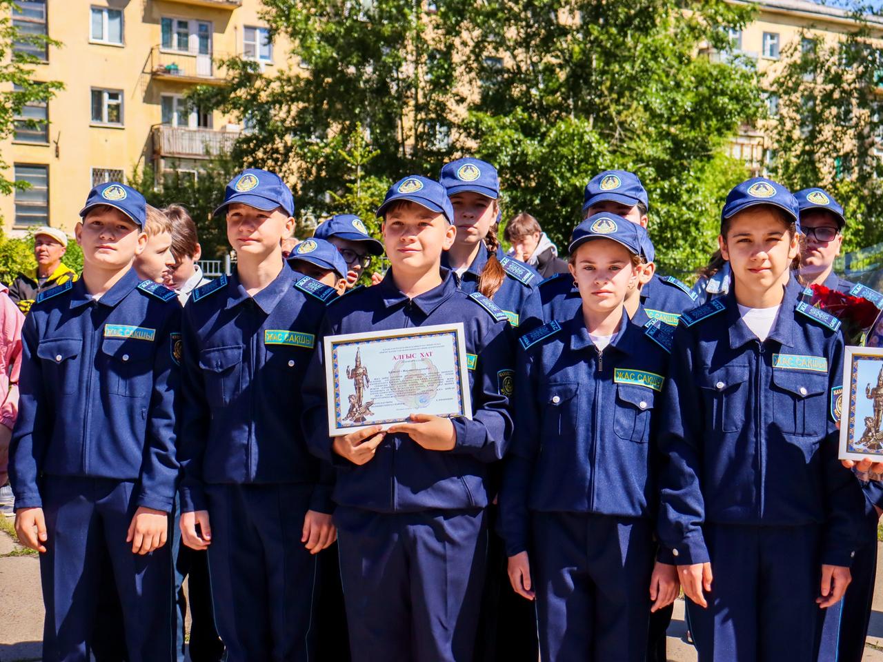 ШҚО полицейлері «Жас сақшы» сыныбының тәрбиеленушілерін соңғы қоңыраумен құттықтады