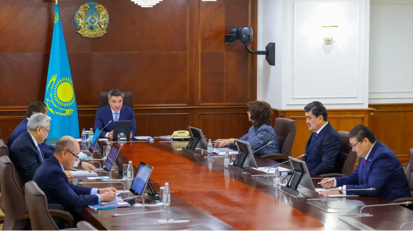 Олжас Бектенов Президенттің «Таза Қазақстан» бастамасын жүзеге асыру бойынша отырыс өткізді
