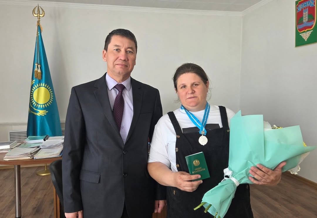 Қазақстан халқының бірлігі күні қарсаңында Есіл тұрғыны «Күміс алқа» орденімен марапатталды