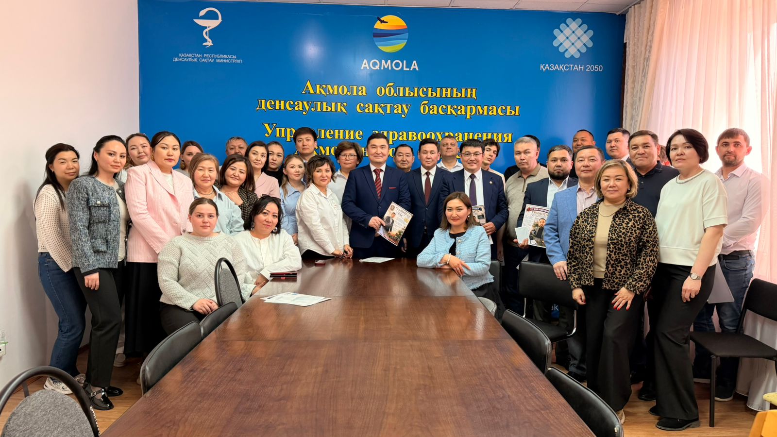 Бүгін Ақмола облысы денсаулық сақтау басқармасының әйелдер ұжымы ер азаматтарды Отан қорғаушылар күнімен құттықтады