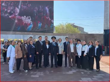 9 мамыр – Жеңіс күні мерекесіне орай, Ұлы Отан соғысы ардагерлерінің рухына тағзым етіп, Мәңгілік алау ескерткішіне гүл шоқтарын қойды