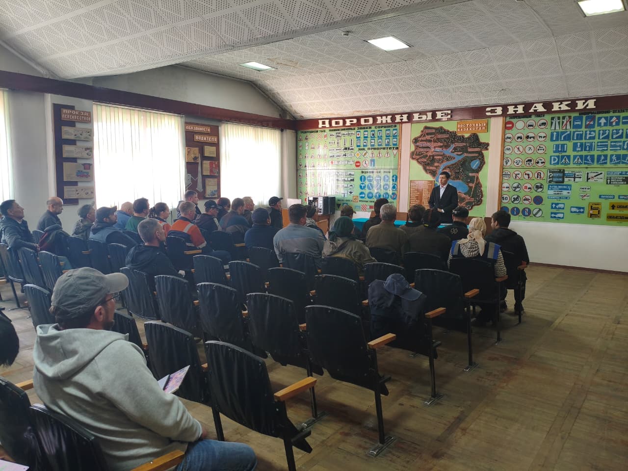 ЕҢБЕК ҚАУІПСІЗДІГІ МЕН ҚҰҚЫҚТАРЫ ТҮСІНДІРІЛДІ: ШҚО-ДА КӘСІПОРЫН ҰЖЫМДАРЫМЕН КЕЗДЕСУЛЕР ӨТТІ