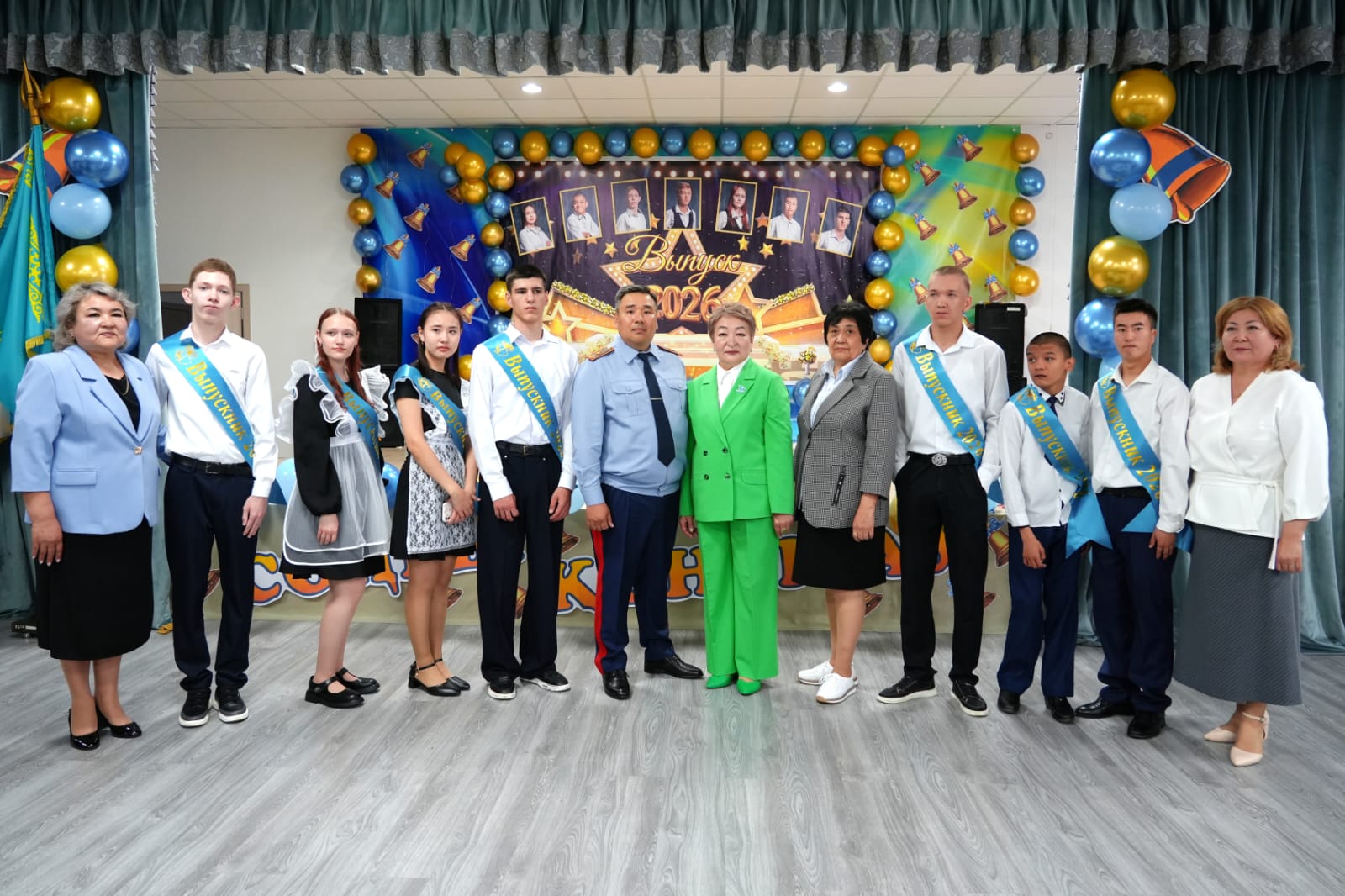 Полицейлер қамқоршылықтағы мектеп оқушыларын оқу жылының аяқталуымен құттықтады