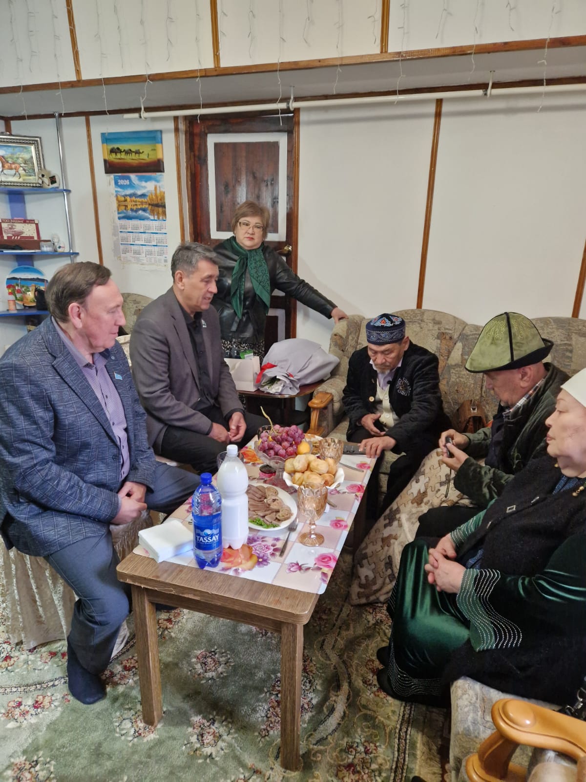 Орал қалалық маслихатының төрағасы Қалиев Есентай Ғиниятұлы және қалалық маслихат депутаты Казанин Юрий Викторович еңбек ардагері Халилов Зинатолла Хамидоллаұлыны 80 жас мерейтойымен құттықтады.