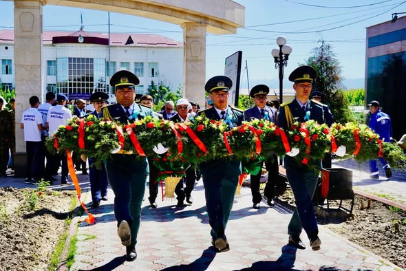 ТҮРКІСТАН: ҚАЗЫҒҰРТТА ОТАН ҚОРҒАУШЫЛАР КҮНІ МЕН ЖЕҢІС КҮНІ АТАЛЫП ӨТТІ