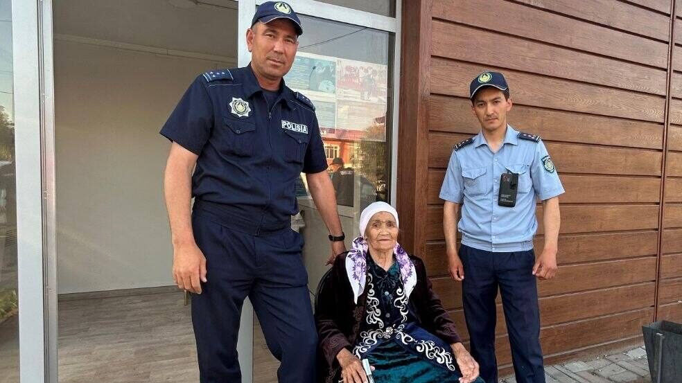 Түркістан облысында полиция қызметкері қарт ананың жоғалған қаражаты мен әшекейлерін тауып берді 