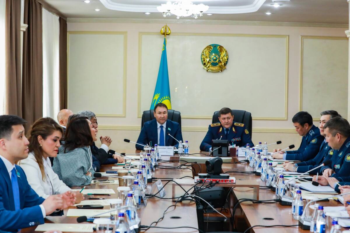 Қауіпсіздік жолындағы бірлескен жұмыс: Астанада полиция мен депутаттар негізгі бағыттарды талқылады