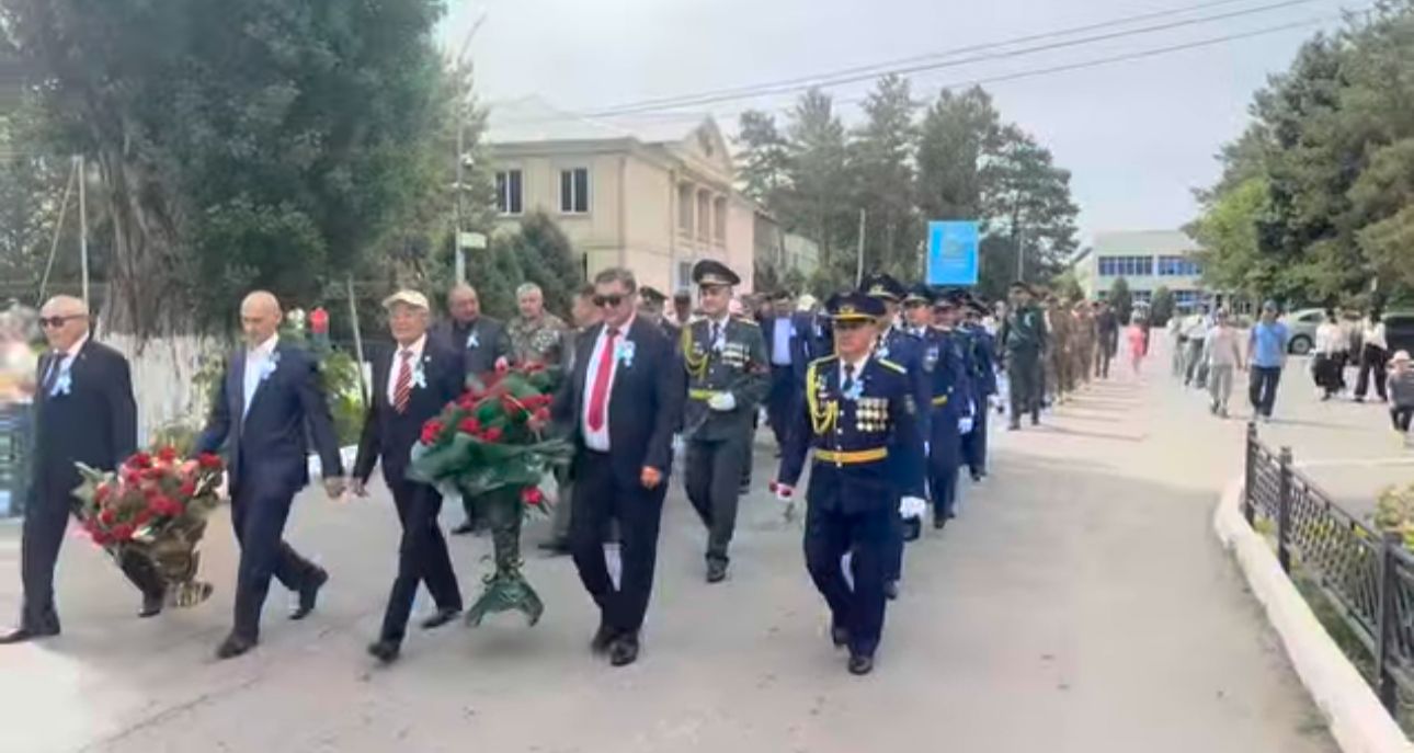 9 мамыр – Жеңіс күніне орай Ұлы Отан Соғысы ардагерлеріне арналған ескерткішке гүл шоқтарын қою рәсімі өтті.