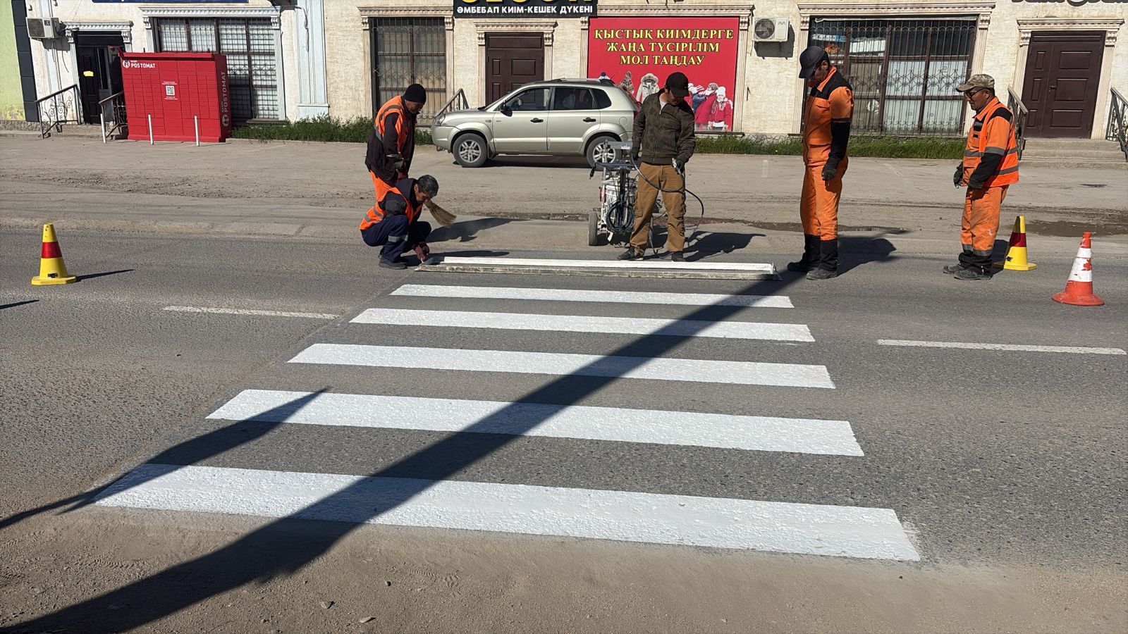 Атамекен ауылдық округінде жолақтар жаңартылып, жол сызбалары жүргізілуде