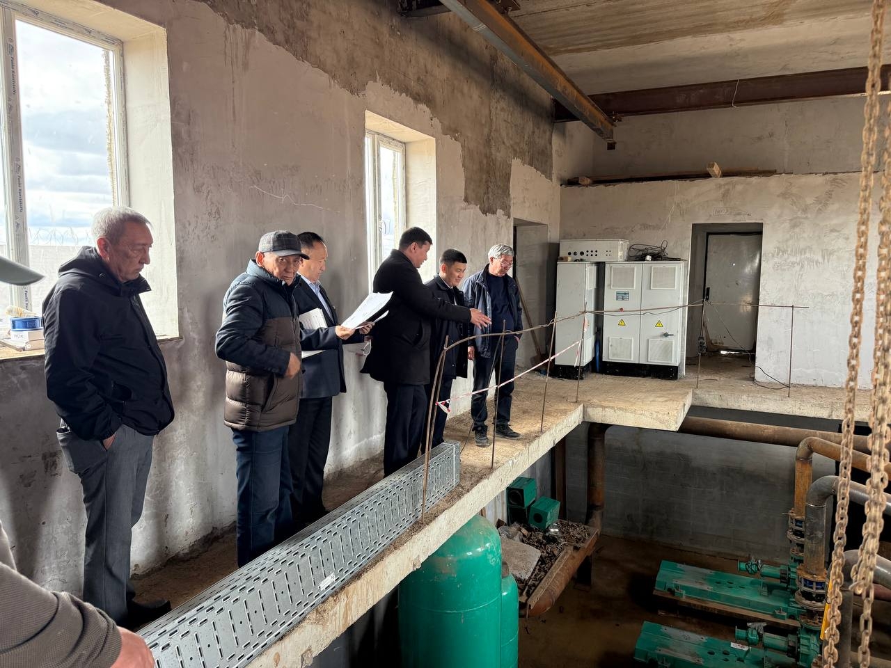 Төраға орынбасары Ә. Әубәкіров Ақмола облысының Қорғалжын ауданындағы Нұра топтық су құбырының 1-кезек 1-іске қосу кешені және 2-іске қосу кешендерін реконструкциялау нысандарын аралады.