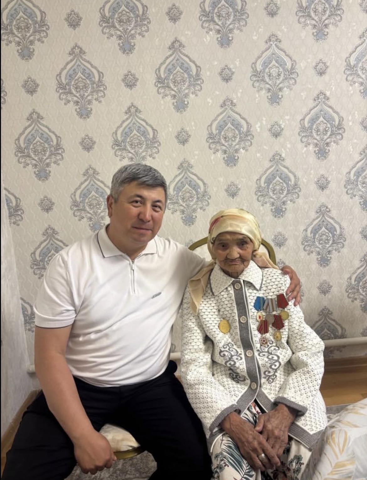 Талды ауылдық округ әкімі Қуандық Тойғанбекұлы Тыл ардагері Арыстанбаева Кулянда апамызға “Аманат” партиясының сый-сыяпатын табыстады