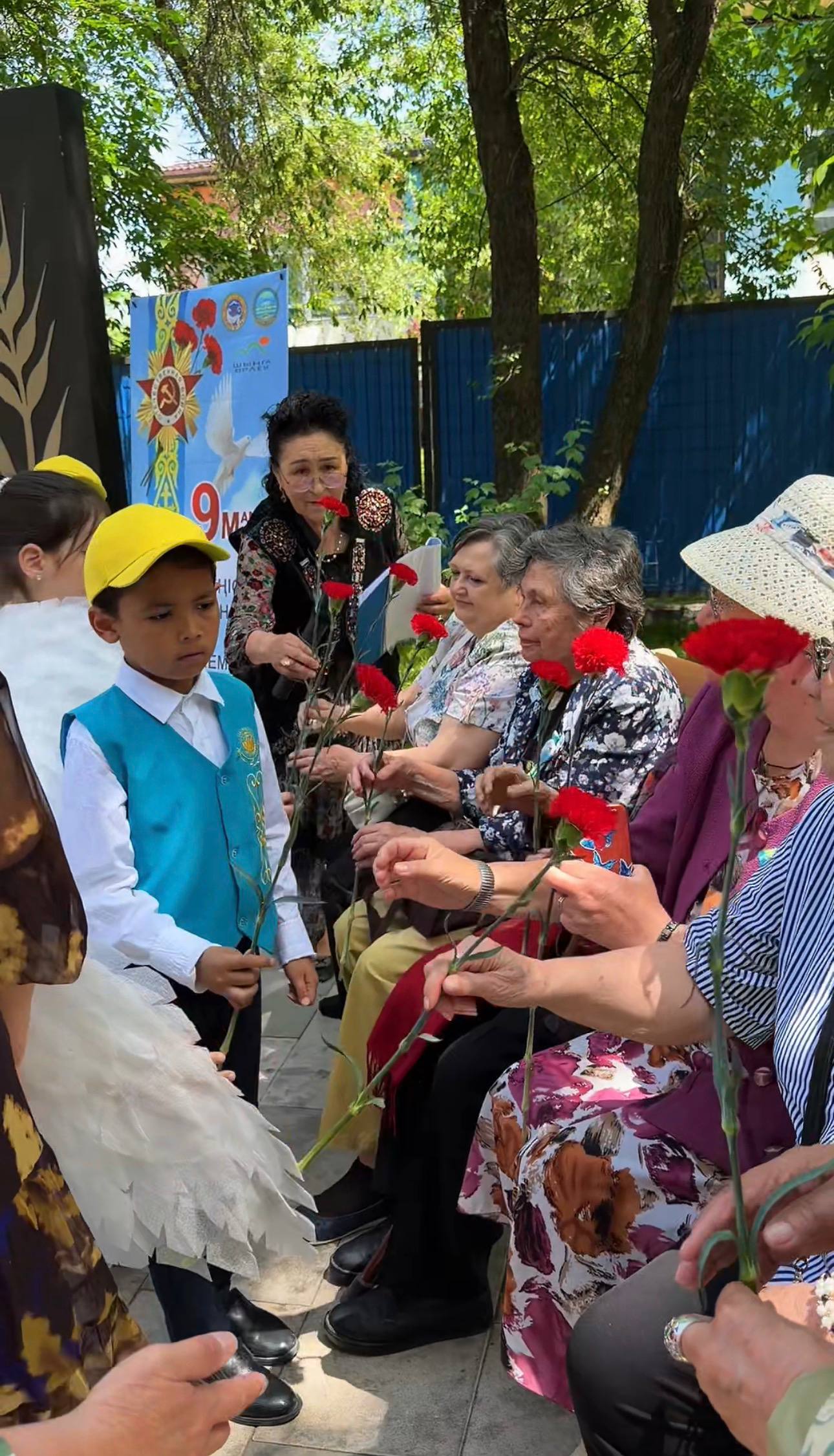«Жеңіс саябағында» “Шыңға өрлеу” әлеуметтік клубының тәрбиеленушілері мен тәлімгерлері ардагерлерге арналған “Біздің мәңгілік жадымызда” атты мерекелік концерттік бағдарлама ұйымдастырды
