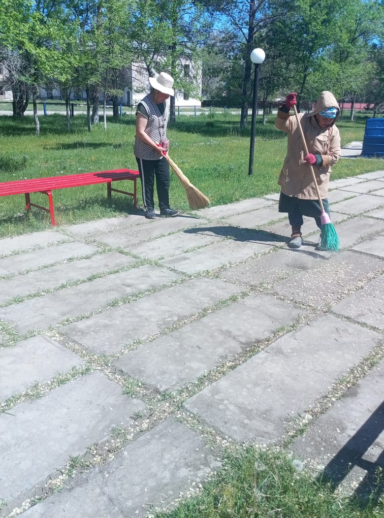 Ұлы Отан соғысы ардагерлеріне тағзым ретінде ескерткіш маңында тазалық жұмыстары жүргізілді