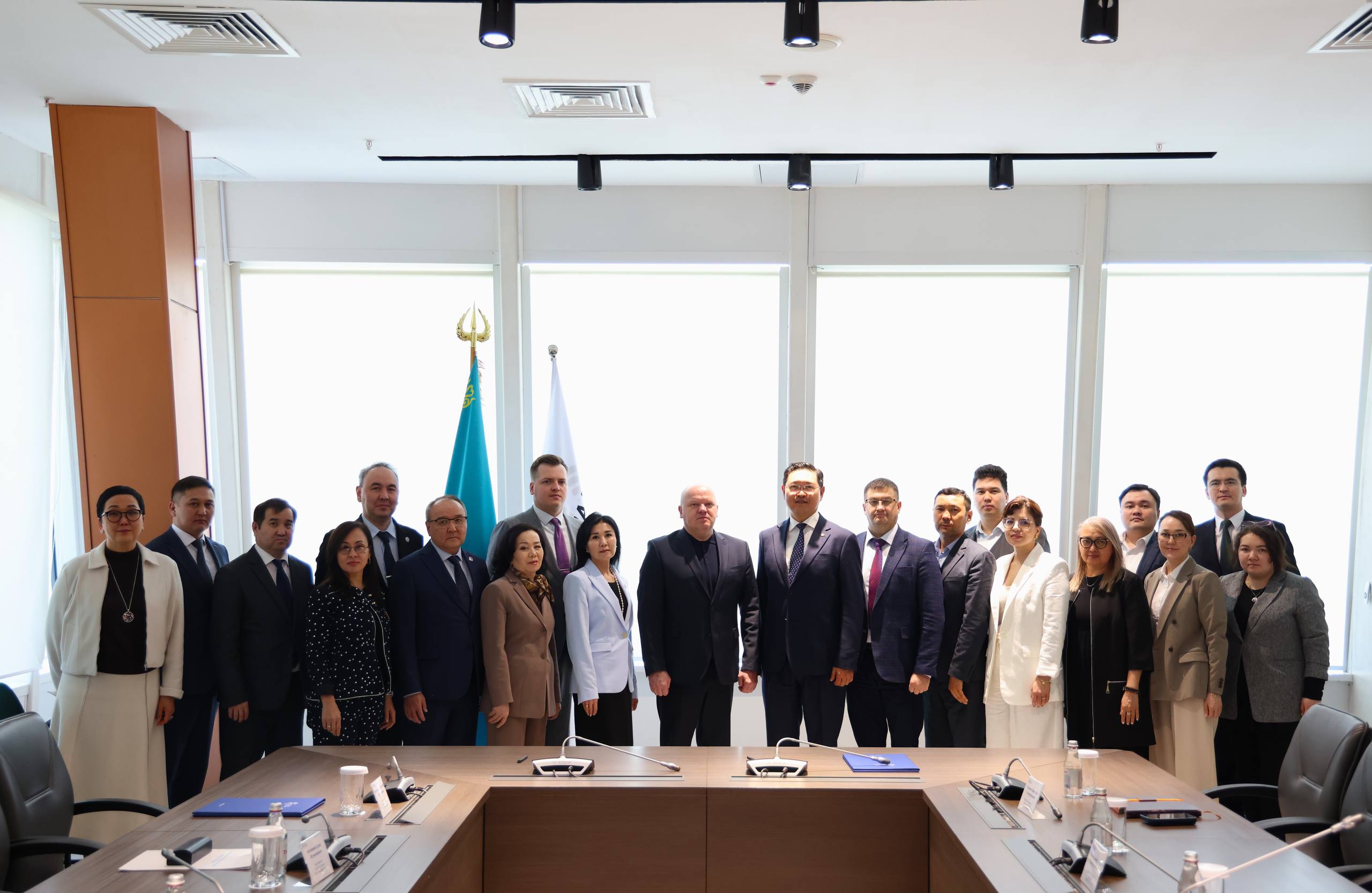 Astana IT University алаңында Жоғары Сот Кеңесінің Төрағасы Дмитрий Малаховтың университет ректоры Альтаир Ахметовпен жұмыс кездесуі өтті